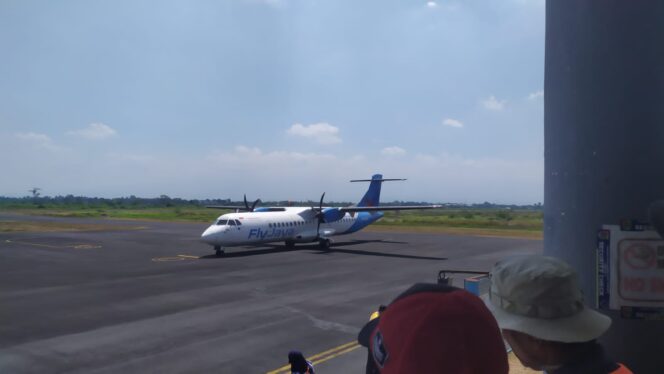 
					KOMERSIL: Pesawat ATR 72-500, saat landing di Bandara Notohadinegoro Jember, Minggu (17/8/25) siang. (Foto: M. Abd Rozaq Mubarok).