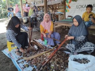 Ibu-ibu di Senduro, Lumajang mengolah pelepah pisang menjadi kertas. (Foto: Asmadi).