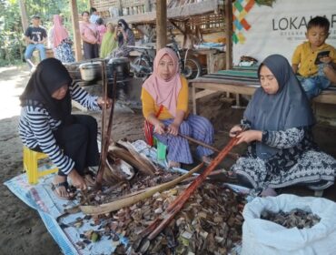Ibu-ibu di Senduro, Lumajang mengolah pelepah pisang menjadi kertas. (Foto: Asmadi).