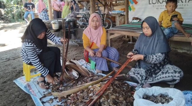 Ibu-ibu di Senduro, Lumajang mengolah pelepah pisang menjadi kertas. (Foto: Asmadi).