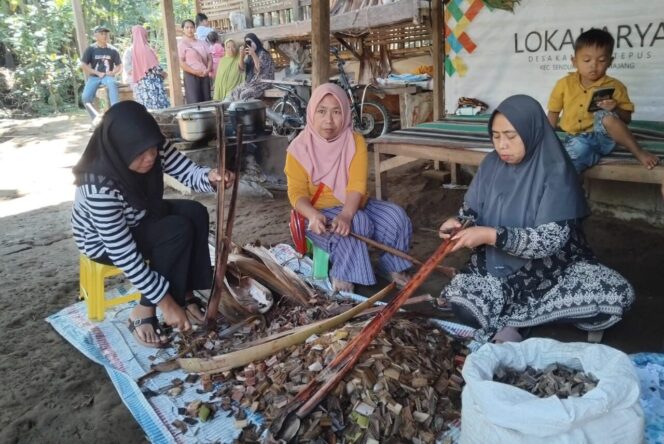 
					Ibu-ibu di Senduro, Lumajang mengolah pelepah pisang menjadi kertas. (Foto: Asmadi).