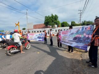PEDULI: Sosialisasi bahaya menerobos perlintasan sebidang oleh komunitas pecinta kereta api di PJL 195 Probolinggo. (foto: Hafiz Rozani).
