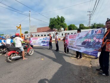 PEDULI: Sosialisasi bahaya menerobos perlintasan sebidang oleh komunitas pecinta kereta api di PJL 195 Probolinggo. (foto: Hafiz Rozani).
