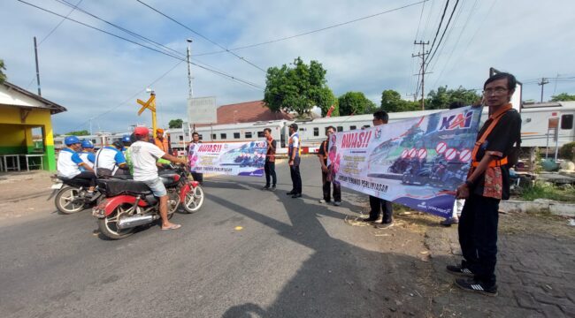 PEDULI: Sosialisasi bahaya menerobos perlintasan sebidang oleh komunitas pecinta kereta api di PJL 195 Probolinggo. (foto: Hafiz Rozani).

