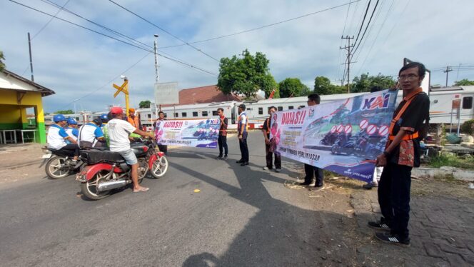 
					PEDULI: Sosialisasi bahaya menerobos perlintasan sebidang oleh komunitas pecinta kereta api di PJL 195 Probolinggo. (foto: Hafiz Rozani).
