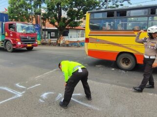 OLAH TKP: Anggota Satlantas Polres Pasuruan Kota sedang melakukan olah TKP pasca kecelakaan. (foto: Moh. Rois).