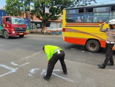 OLAH TKP: Anggota Satlantas Polres Pasuruan Kota sedang melakukan olah TKP pasca kecelakaan. (foto: Moh. Rois).