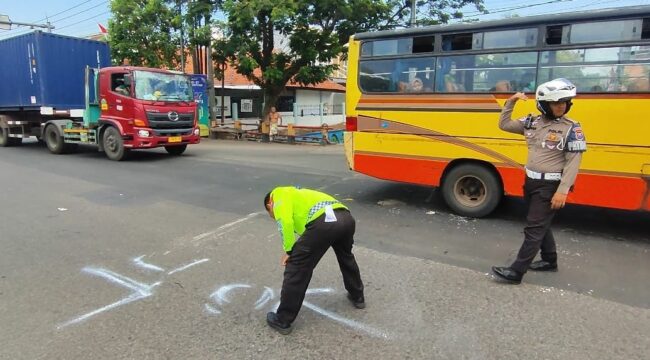 OLAH TKP: Anggota Satlantas Polres Pasuruan Kota sedang melakukan olah TKP pasca kecelakaan. (foto: Moh. Rois).
