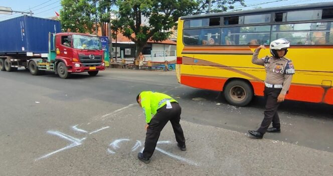 
					OLAH TKP: Anggota Satlantas Polres Pasuruan Kota sedang melakukan olah TKP pasca kecelakaan. (foto: Moh. Rois).
