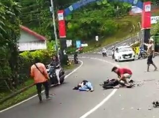 Dua pengendara motor tergeletak di jalan usai menabrak dump truck di Jalan Prigen-Pandaan (Foto: Tangkapan layar video amatir milik warga)