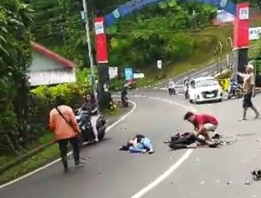 Dua pengendara motor tergeletak di jalan usai menabrak dump truck di Jalan Prigen-Pandaan (Foto: Tangkapan layar video amatir milik warga)