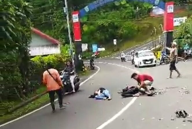 
					Dua pengendara motor tergeletak di jalan usai menabrak dump truck di Jalan Prigen-Pandaan (Foto: Tangkapan layar video amatir milik warga)