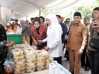Gubernur dan walikota turun langsung memantau distribusi sembako murah di Kota Pasuruan.