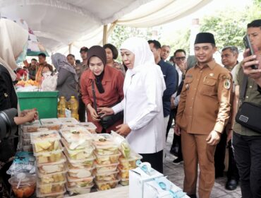 Gubernur dan walikota turun langsung memantau distribusi sembako murah di Kota Pasuruan.