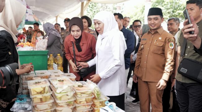 Gubernur dan walikota turun langsung memantau distribusi sembako murah di Kota Pasuruan.