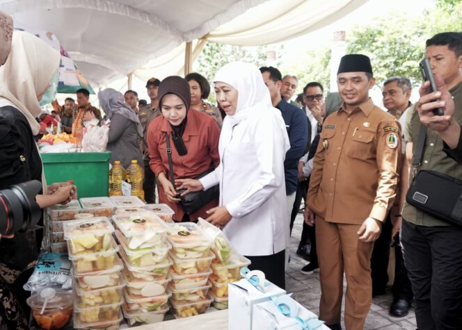 
					Gubernur dan walikota turun langsung memantau distribusi sembako murah di Kota Pasuruan.