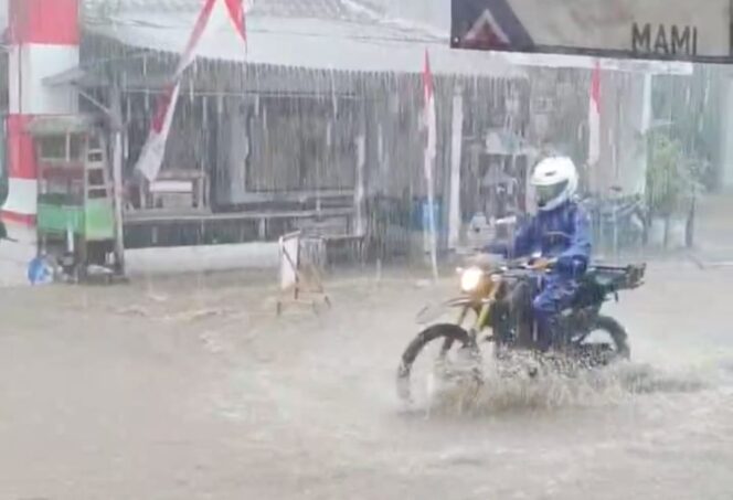 
					Pemotor melintasi jalan yang tergenang banjir di Senduro, Lumajang. (Foto: tangkapan layar.)