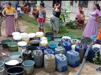 DROPING: Petugas BPBD Kabupaten Probolinggo saat menyalurkan air bersih ke desa terdampak kekeringan. (Foto: Istimewa)