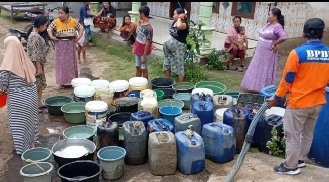 DROPING: Petugas BPBD Kabupaten Probolinggo saat menyalurkan air bersih ke desa terdampak kekeringan. (Foto: Istimewa)