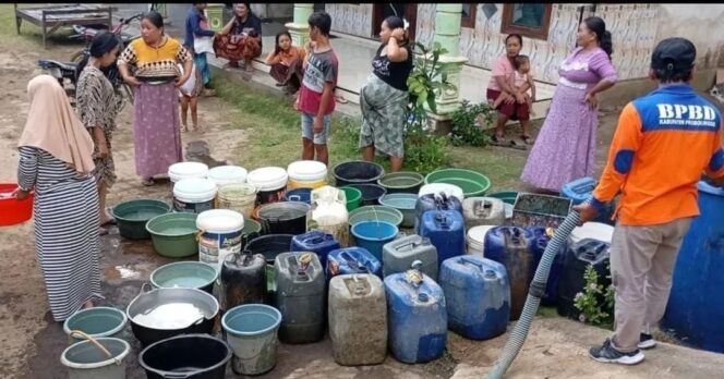 
					DROPING: Petugas BPBD Kabupaten Probolinggo saat menyalurkan air bersih ke desa terdampak kekeringan. (Foto: Istimewa)