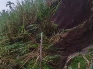 Material longsor menutup jalan di Senduro, Lumajang. (Foto: Asmadi)