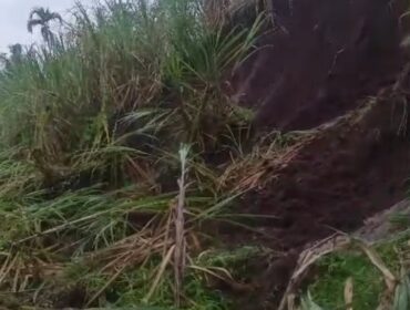 Material longsor menutup jalan di Senduro, Lumajang. (Foto: Asmadi)