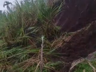 Material longsor menutup jalan di dua kecamatan Lumajang. (Foto: Asmadi)