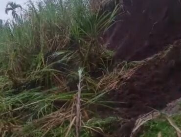 Material longsor menutup jalan di dua kecamatan Lumajang. (Foto: Asmadi)
