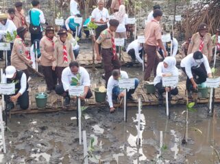 CEGAH ABRASI: Gubernur Jawa Timur, Khofifah Indar Parawansa menanam mangrove di Pantai Bahak ditemani Bupati Probolinggo, Gus Haris. (foto: Hafiz Rozani).
