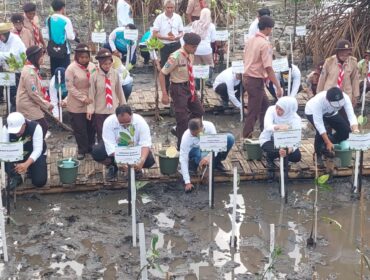 CEGAH ABRASI: Gubernur Jawa Timur, Khofifah Indar Parawansa menanam mangrove di Pantai Bahak ditemani Bupati Probolinggo, Gus Haris. (foto: Hafiz Rozani).
