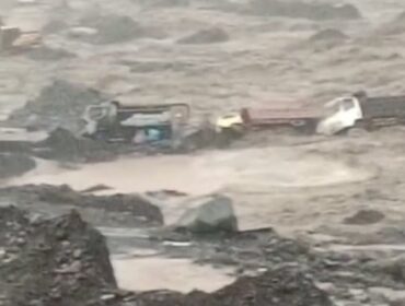 Truk terjebak arus lahar dingin Gunung Semeru di  Desa Sumberwuluh, Kecamatan Candipuro, Lumajang. (Foto: tangkapan layar).