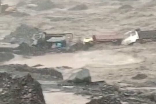Truk terjebak arus lahar dingin Gunung Semeru di  Desa Sumberwuluh, Kecamatan Candipuro, Lumajang. (Foto: tangkapan layar).