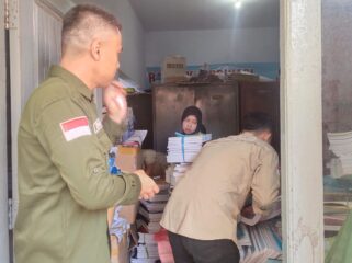 GELEDAH: Tim Penyidik Kejari Kabupaten Probolinggo saat menggeledah ruangan di kantor Dinas Pendidikan dan Kebudayaan (Disdikdaya) Kabupaten Probolinggo. (foto: Ali Ya'lu).