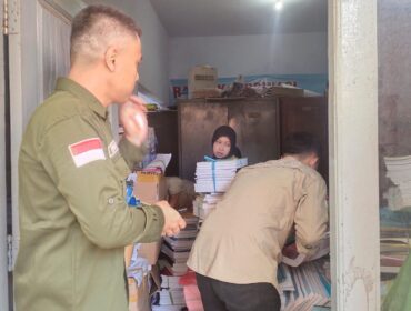 GELEDAH: Tim Penyidik Kejari Kabupaten Probolinggo saat menggeledah ruangan di kantor Dinas Pendidikan dan Kebudayaan (Disdikdaya) Kabupaten Probolinggo. (foto: Ali Ya'lu).