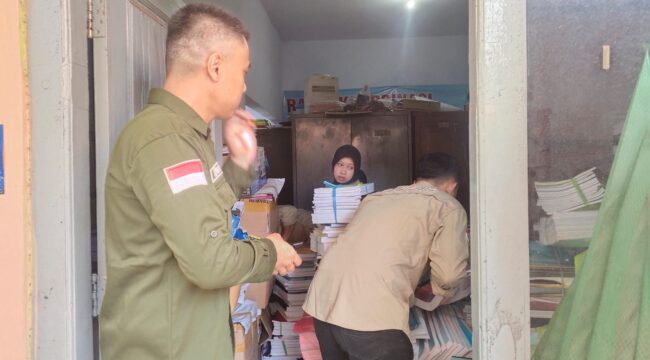 GELEDAH: Tim Penyidik Kejari Kabupaten Probolinggo saat menggeledah ruangan di kantor Dinas Pendidikan dan Kebudayaan (Disdikdaya) Kabupaten Probolinggo. (foto: Ali Ya'lu).