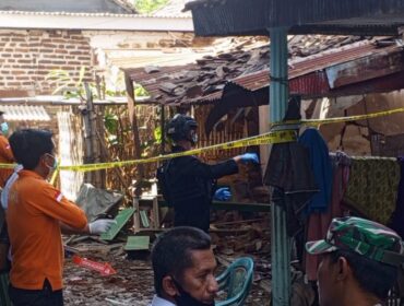 Rumah rusak dan seorang terluka akibat ledakan di Pasrepan, Pasuruan. (Foto: Moh. Rois).
