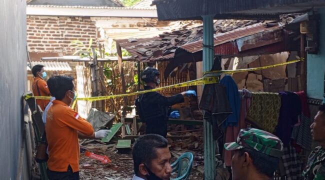 Rumah rusak dan seorang terluka akibat ledakan di Pasrepan, Pasuruan. (Foto: Moh. Rois).
