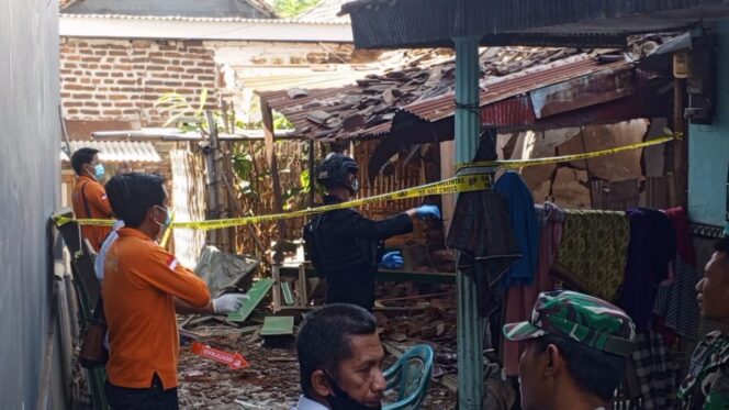 
					Rumah rusak dan seorang terluka akibat ledakan di Pasrepan, Pasuruan. (Foto: Moh. Rois).
