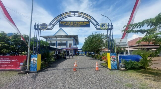 DIGELEDAH: Kantor Otoritas Pelabuhan (KSOP) Kelas IV Probolinggo, pasca digeledah oleh tim penyidik Kejaksaan Tinggi (Kejati) Jawa Timur. (Foto: Hafiz Rozani).