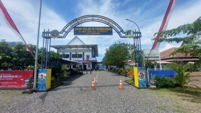 
					DIGELEDAH: Kantor Otoritas Pelabuhan (KSOP) Kelas IV Probolinggo, pasca digeledah oleh tim penyidik Kejaksaan Tinggi (Kejati) Jawa Timur. (Foto: Hafiz Rozani).