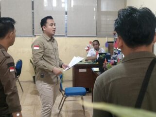LIDIK: Suasana penggeledahan di kantor Disdikdaya Kabupaten Probolinggo oleh pihak kejaksaan. (foto: Ali Ya'lu).