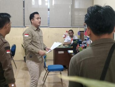 LIDIK: Suasana penggeledahan di kantor Disdikdaya Kabupaten Probolinggo oleh pihak kejaksaan. (foto: Ali Ya'lu).