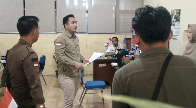 LIDIK: Suasana penggeledahan di kantor Disdikdaya Kabupaten Probolinggo oleh pihak kejaksaan. (foto: Ali Ya'lu).