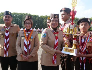 Ketua DPRD Oktafiani saat menghadiri acara Hari Pramuka ke-64 yang digelar di Alun-Alun Lumajang.
