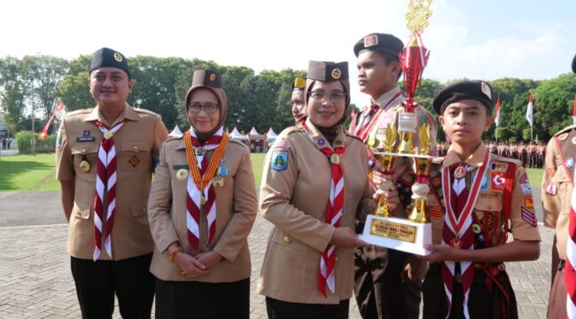 Ketua DPRD Oktafiani saat menghadiri acara Hari Pramuka ke-64 yang digelar di Alun-Alun Lumajang.
