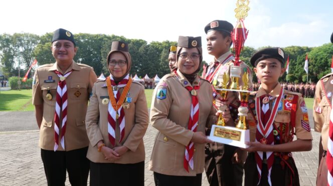 
					Ketua DPRD Oktafiani saat menghadiri acara Hari Pramuka ke-64 yang digelar di Alun-Alun Lumajang.
