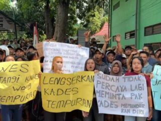 Warga Desa Tempuran, Kecamatan Pasrepan, Kabupaten Pasuruan, menggelar aksi unjuk rasa di depan Kantor Kecamatan Pasrepan.