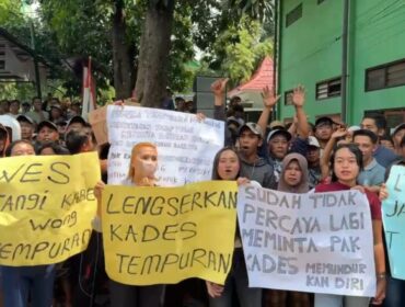 Warga Desa Tempuran, Kecamatan Pasrepan, Kabupaten Pasuruan, menggelar aksi unjuk rasa di depan Kantor Kecamatan Pasrepan.