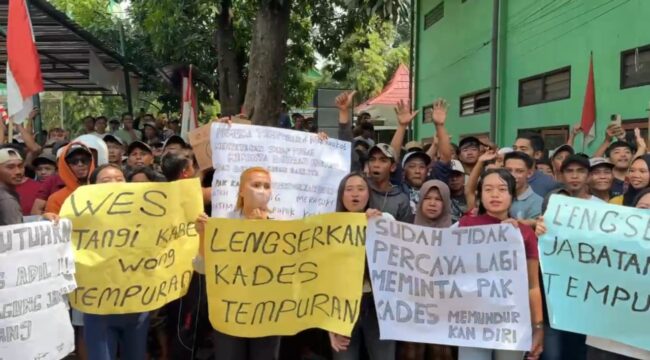 Warga Desa Tempuran, Kecamatan Pasrepan, Kabupaten Pasuruan, menggelar aksi unjuk rasa di depan Kantor Kecamatan Pasrepan.