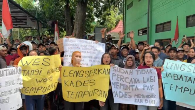 
					Warga Desa Tempuran, Kecamatan Pasrepan, Kabupaten Pasuruan, menggelar aksi unjuk rasa di depan Kantor Kecamatan Pasrepan.